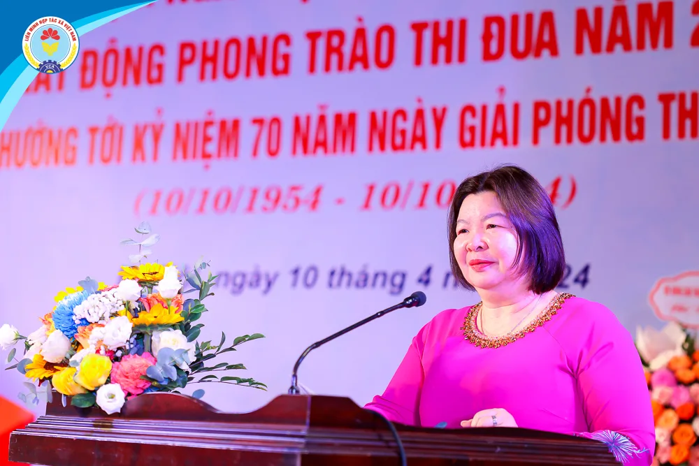 Chủ tịch Cao Xuân Thu Vân trao bằng khen cho một số cá nhân, tập thể có thành tích xuất sắc