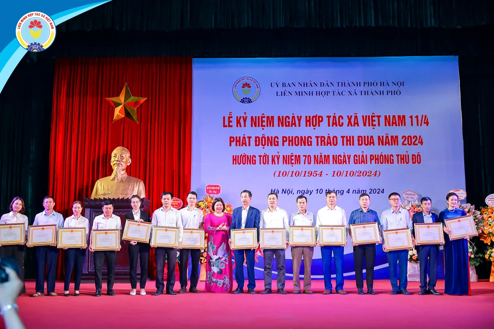 Chủ tịch Cao Xuân Thu Vân trao bằng khen cho một số cá nhân, tập thể có thành tích xuất sắc